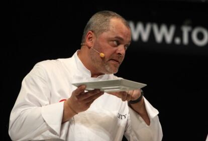 Xavier Pellicer, durante la sesión en el Fórum Gastronòmico de Girona donde se rindió homenaje a Santi Santamaria.