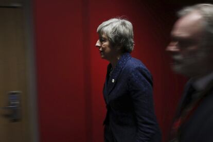 La primera ministra británica, Theresa May, abandona la sala de conferencias.