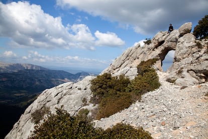 Atravesando Cerdeña por el corazón salvaje de la isla. 
Cerdeña se puede conocer rodeándola por la costa, pero también atravesándola para cruzar el corazón salvaje de la isla, un paisaje insólito de belleza conmovedora. Es la forma de ver los vestigios de los prehistóricos nuraghi (asentamientos fortificados de la Edad del Bronce) y las aldeas solitarias de la zona de Barbagia, aún impregnadas de leyendas de bandidos. Si comenzamos en la costa oeste terminaremos en la agreste costa oriental, donde las montañas calizas y los cañones profundos se precipitan hasta las aguas verdiazules del golfo de Orosei. Son 239 kilómetros que pueden hacerse en siete días parando en las principales ciudades y pueblos, desde Oristán, en el oeste —una de las ciudades medievales más importantes de la isla— hasta Orosei, un verdadero tesoro olvidado entre canteras de mármol y campos frutales, con un evocador centro histórico de calles adoquinadas, casas de piedra y plazas arboladas. Y entre uno y otro punto esperan pueblos carismáticos de montaña como Laconi, Aritzo y Orgosolo (símbolo del bandolerismo durante mucho tiempo), o el aislado pueblo de Nuoro.