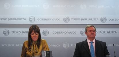 La portavoz del Ejecutivo autonómico, Idoia Mendia, y el consejero de economía, Carlos Aguirre.