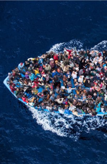 Rescate de una barcaza por las autoridades italianas.