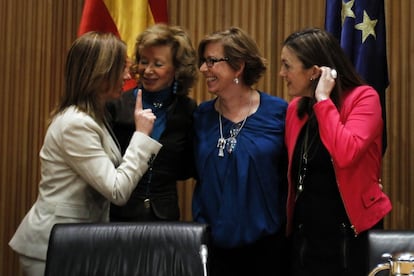 Las dirigentes socialistas Carme Chacón, María Teresa Fernández de la Vega, Maru Menéndez y Soraya Rodríguez (desde la izquierda), durante el homenaje a Gregorio Peces-Barba en el Congreso de los Diputado, el 3 de diciembre de 2012.