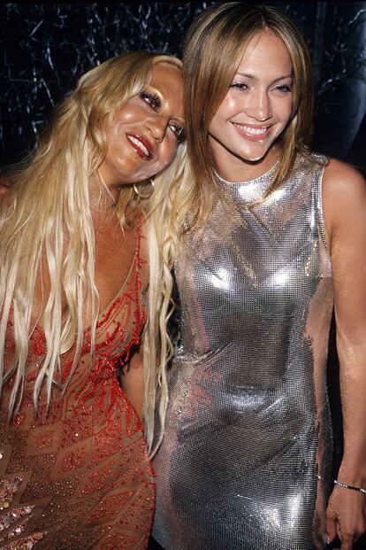 Lopez, en una fiesta con Donatella Versace en 1999. Casi 25 años después, la neoyorquina sigue siendo una musa para la diseñadora.