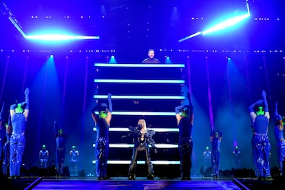 Arriba, David Guetta; abajo, Bebe Rexha. El dúo interpretó 'I’m Good (Blue)'.