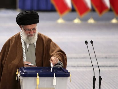 El líder supremo de Irán, Alí Jamenei, vota este viernes en Teherán.