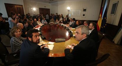 The 18 representatives of the Socialist Party, Podemos and Ciudadanos at the meeting.