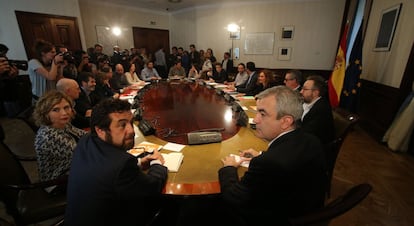 The 18 representatives of the Socialist Party, Podemos and Ciudadanos at the meeting.