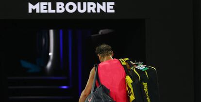 Nadal abandona la Rod Laver Arena de Melbourne.