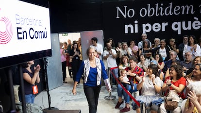 Ada Colau cuando se dirigía al escenario en la fiesta del décimo aniversario de Barcelona en comú para explicar a la militancia que se aparta de la primera línea política, en septiembre.