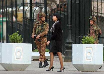 Fuerzas especiales uzbekas patrullan ayer el centro de Tashkent.