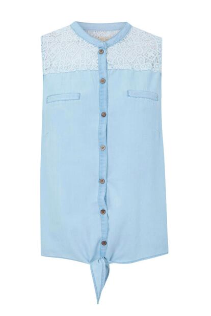 El crochet combina muy bien con el denim, como demuestra esta camisa de algosón de Blanco (22,99 euros).