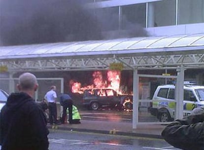 El vehículo de los terroristas arde en la entrada del aeropuerto de Glasgow el pasado 30 de junio.