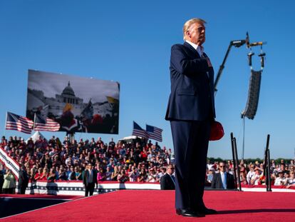 Donald Trump, en el comienzo de su mitin en Waco (Texas), mientras se escucha a condenados por el asalto al Capitolio interpretar el himno nacional y se proyectan imágenes del 6 de enero de 2021 en las pantallas.