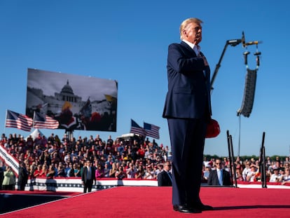 Donald Trump, en el comienzo de su mitin en Waco (Texas), mientras se escucha a condenados por el asalto al Capitolio interpretar el himno nacional y se proyectan imágenes del 6 de enero de 2021 en las pantallas.