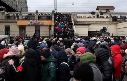 Cientos de personas intentan abandonar Ucrania en tren y autobús desde la Estación Central de Lviv, este domingo. El Gobierno danés, que históricamente había permanecido fuera de la Política Común de Seguridad y Defensa (PCSD) de la Unión Europea, celebrará una votación este año para decidir si el país se integra en la misma, según ha informado Reuters, aunque la oficina de la primera ministra, la socialdemócrata Mette Frederiksen, ha declinado hacer comentarios al respecto de momento.