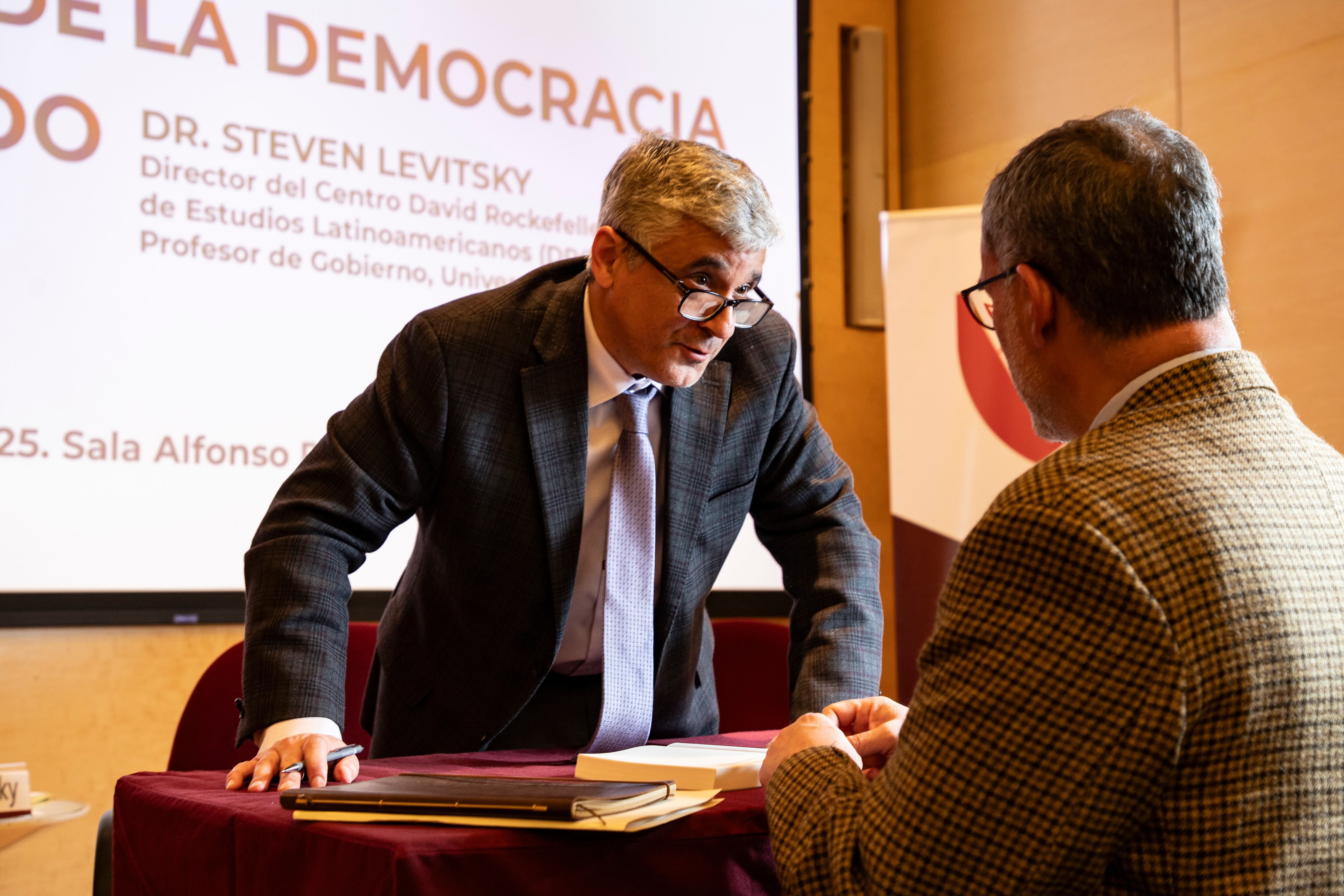 Steven Levitsky durante una firma de libros en el Colegio de México, el 22 de enero.