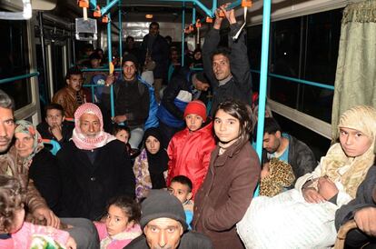 Un grupo de civiles sirios evacuados en autobús de los distritos orientales de Alepo.