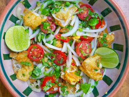 Sí, una ensalada con huevos fritos