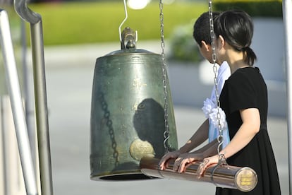 Japón conmemora este miércoles el 80 aniversario de la tragedia de la bomba atómica en Hiroshima. TDurante la Segunda Guerra Mundial, el 6 de agosto de 1945, Estados Unidos lanzó la primera bomba atómica de la historia sobre Hiroshima, lo que causó la muerte instantánea de unas 70.000 personas y la muerte de miles más por los efectos de la radiación en los años siguientes. Tres días después, se lanzó otra bomba atómica sobre Nagasaki, lo que puso fin a la Segunda Guerra Mundial.