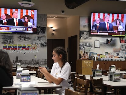 El interior del restaurante El Arepazo, punto de encuentro de los venezolanos en Doral (Florida).