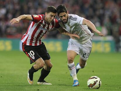 El jugador del Athletic Oscar de Marcos, a la izquierda, y el madridista Isco, en un lance del encuentro.