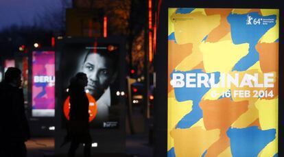 Carteles anunciando el inicio del Festival de Berlín junto a las películas que se exhibirán en la sección oficial de la muestra