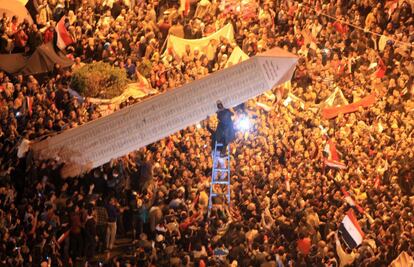 Manifestantes erigen en la plaza de la Liberación un obelisco con los nombres de los muertos durante este año.