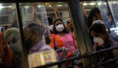 Una mujer con mascarilla usa el transporte público en Nueva Delhi. 