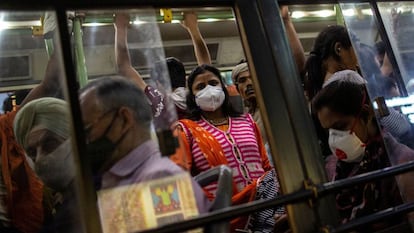 Una mujer con mascarilla usa el transporte público en Nueva Delhi. 