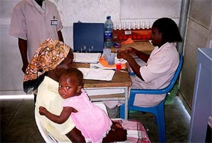 Una madre, con su hija, en el centro de investigación del Clínico en Manhiça (Mozambique).