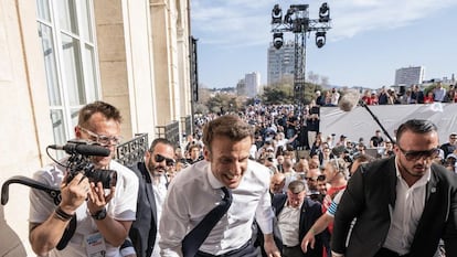 Macron subía las escalinatas para celebrar un mitin con sus seguidores el 16 de abril en Marsella.