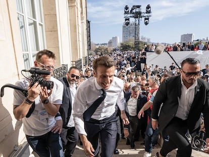 Macron subía las escalinatas para celebrar un mitin con sus seguidores el 16 de abril en Marsella.