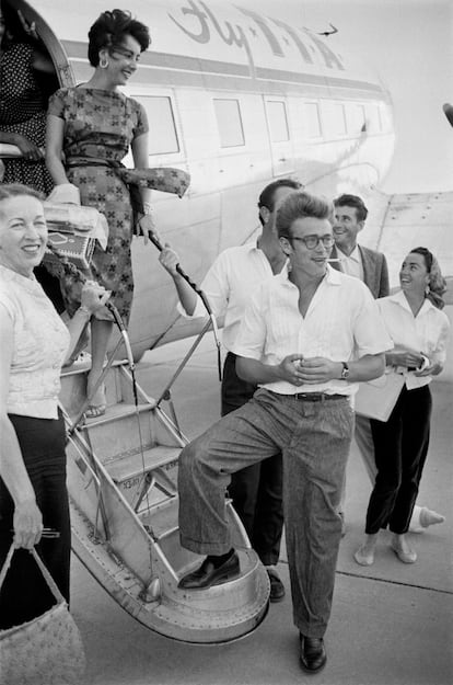 James Dean y Elizabeth Tayor en un avion durante un descanso del rodaje de 'Gigante' (1955).