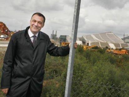 Roberto Varela, diante da Cidade da Cultura, no monte Gai&aacute;s de Compostela.