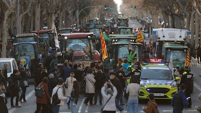Los tractores de las protestas, a su paso por el paseo de Gracia de Barcelona, este miércoles.