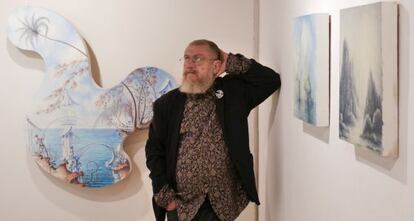 Pérez Villalta posa junto a 'La pesca prodigiosa', en Sevilla.