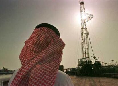 Una torre de perforación petrolífera en Arabia Saudí.