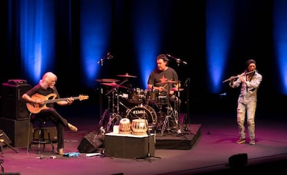 De izquierda a derecha, Carles Benavent, Tino Di Geraldo y Jorge Pardo, durante el concierto.