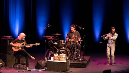 De izquierda a derecha, Carles Benavent, Tino Di Geraldo y Jorge Pardo, durante el concierto.
