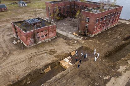 Una fotografía aérea muestra cuerpos enterrados en Hart Island, en medio del brote en la ciudad de Nueva York, en abril de 2020.