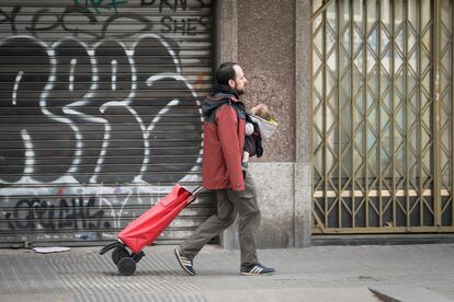 Un padre con su bebé en Barcelona durante el estado de alarma.