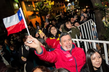 Simpatizantes de la candidata presidencial Jeannette Jara celebran la victoria.