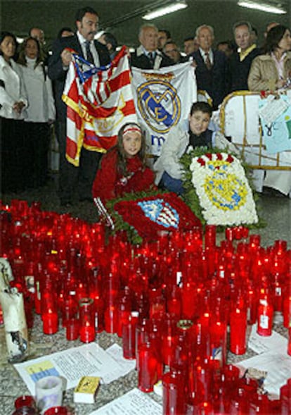 Seguidores madridistas y rojiblancos, en Atocha, en el homenaje a las víctimas del 11-M.