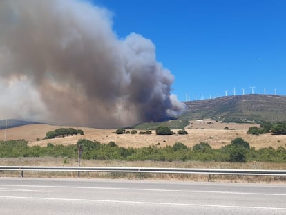 Zona incendiada en las proximidades de Tarifa (Cádiz), en la tarde de este lunes, en una imagen de Emergencias 112 Andalucía.