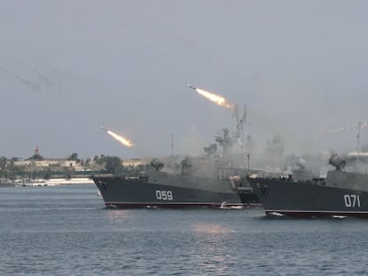 Un buque de guerra ruso dispara durante un ejercicio naval en Sebastopol el 25 de julio