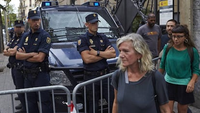 María José Lecha i Maria Rovira en una protesta a la Delegació del Govern espanyol.