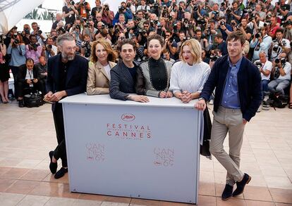 El cineasta canadiense Xavier Dolan (tercero por la izquierda) posa junto a los actores franceses (de izquierda a derecha) Vincent Cassel, Nathalie Baye, Marion Cotillard, Lea Seydoux y Gaspard Ulliel, durante el pase gráfico de la película 'Juste la Fin du Monde' en Cannes, el 19 de mayo de 2016.