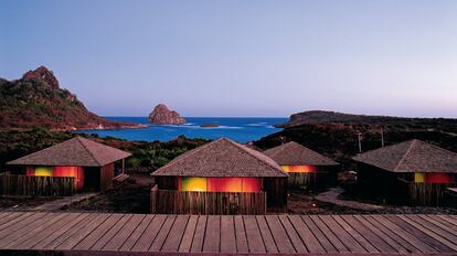 A 350 kilómetros de la costa norte de Brasil, en Pernambuco, los ocho bungalós de la Pousada Maravilha se funden con el paisaje de un archipiélago de 21 islas.