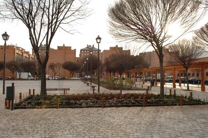 “Los espacios públicos deben ser inclusivos; favorecer que se permanezca en ellos y reconocer el derecho del individuo a apropiarse de ellos", dice Pedro Uceda. En la foto, Plaza del Pueblo de Orcasur, Usera.