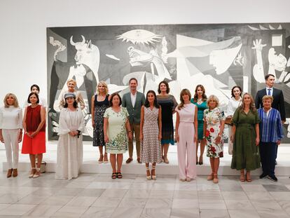 La reina Letizia (c), la mujer del presidente del Gobierno, Begoña Gómez (c-d), la mujer del secretario general de la OTAN, Ingrid Schulerud (c-i), y la primera dama estadounidense, Jill Biden (4d), junto con el resto de los acompañantes de los mandatarios que asisten a la cumbre de la OTAN, posan junto al 'Guernica' de Picasso en su visita del Museo Nacional de Arte Reina Sofía.